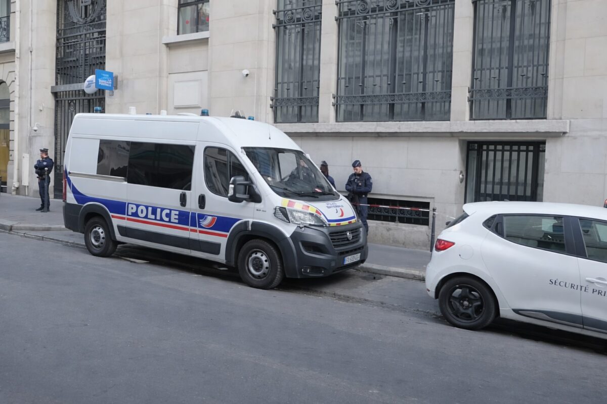 Goldman Sachs își plasează birourile din Paris sub supraveghere polițienească. Avertismentul SUA vizează un posibil atac cu explozibili