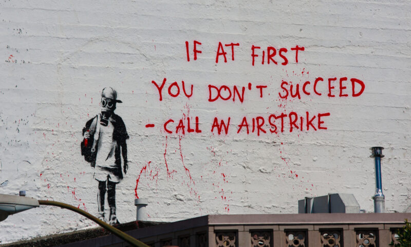 O lucrare necunoscută a lui Banksy, evaluată la o sumă uriașă. Va fi scoasă la licitație pe 20 mai, la New york