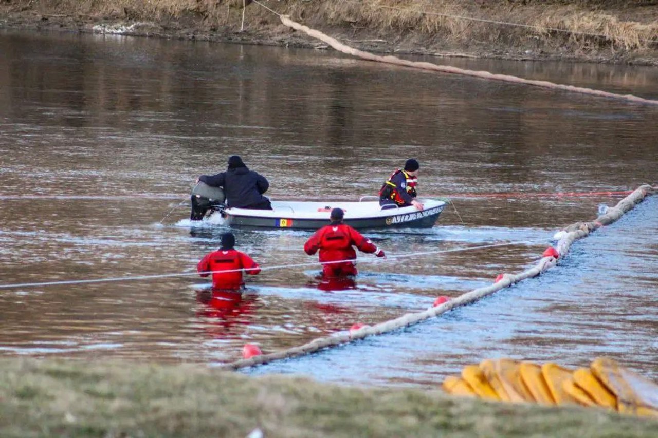 Poluarea pe Nistru continuă. Noi pete de produse petroliere apar în nord, în ciuda stopării sursei