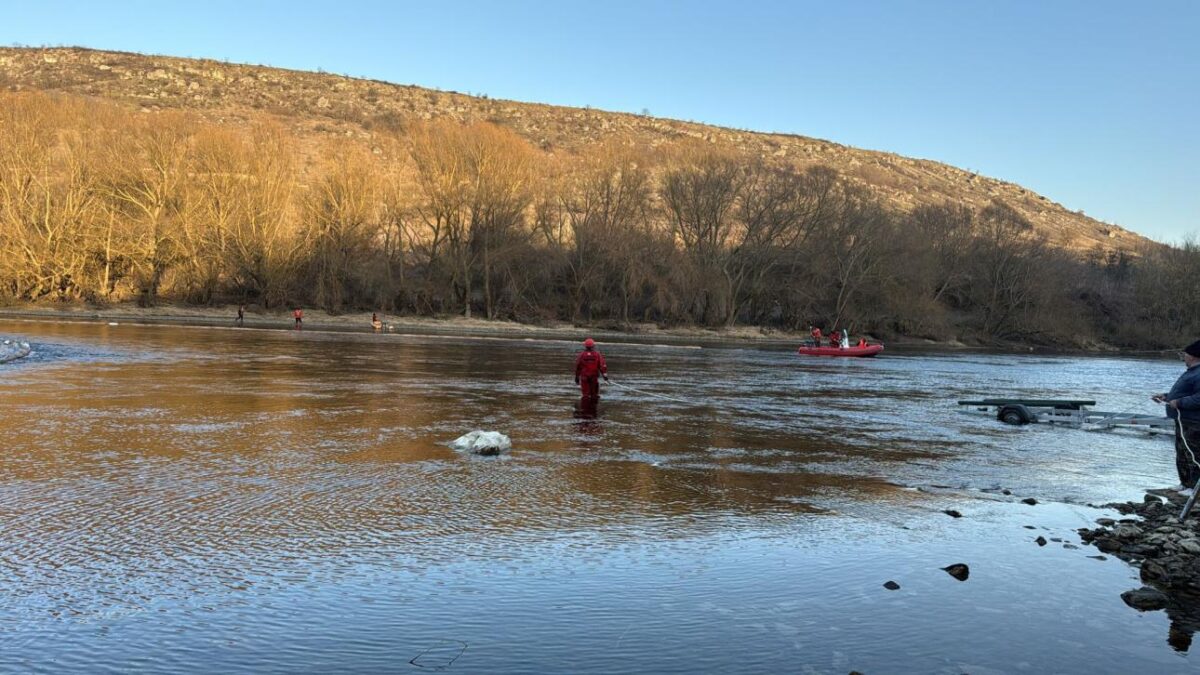 Poluare gravă pe Nistru. Apa este sistată în mai multe raioane din nord, iar autoritățile rămân în alertă după noi scurgeri de petrol