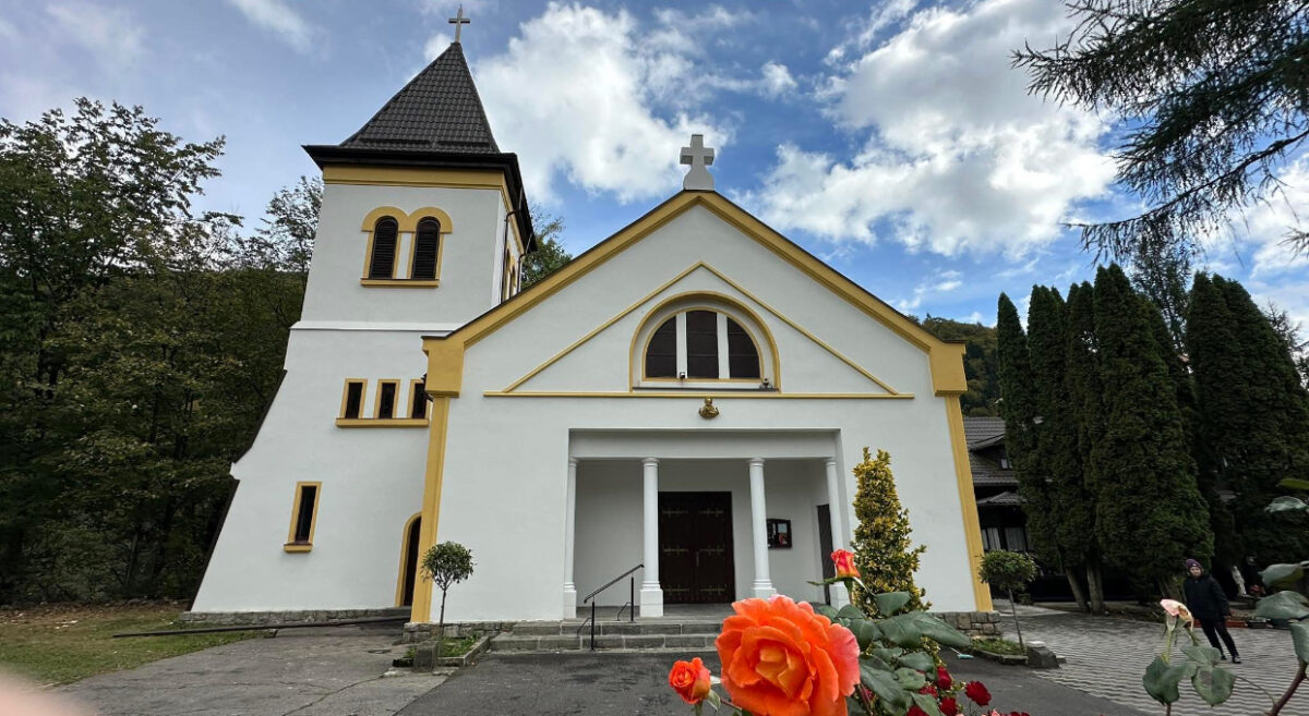 Concert prepascal la poalele munților. Credincioșii, așteptați la Biserica Catolică din Sinaia