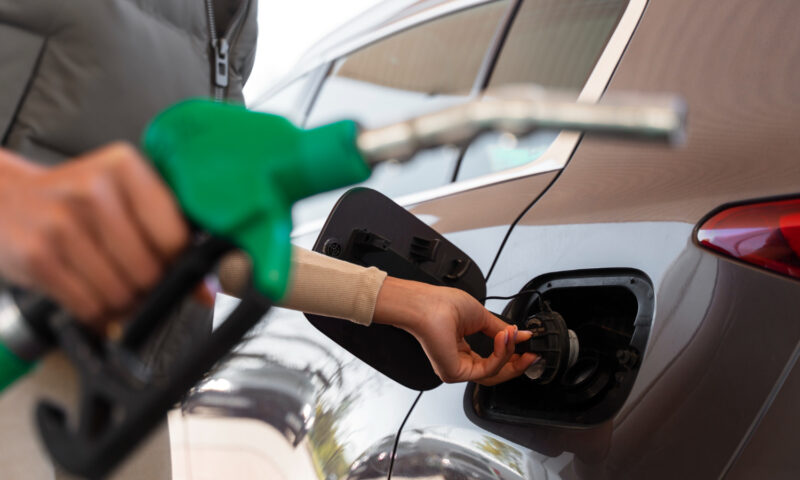 Ce se pregătește după discuțiile purtate de Bolojan cu distribuitorii de carburanți