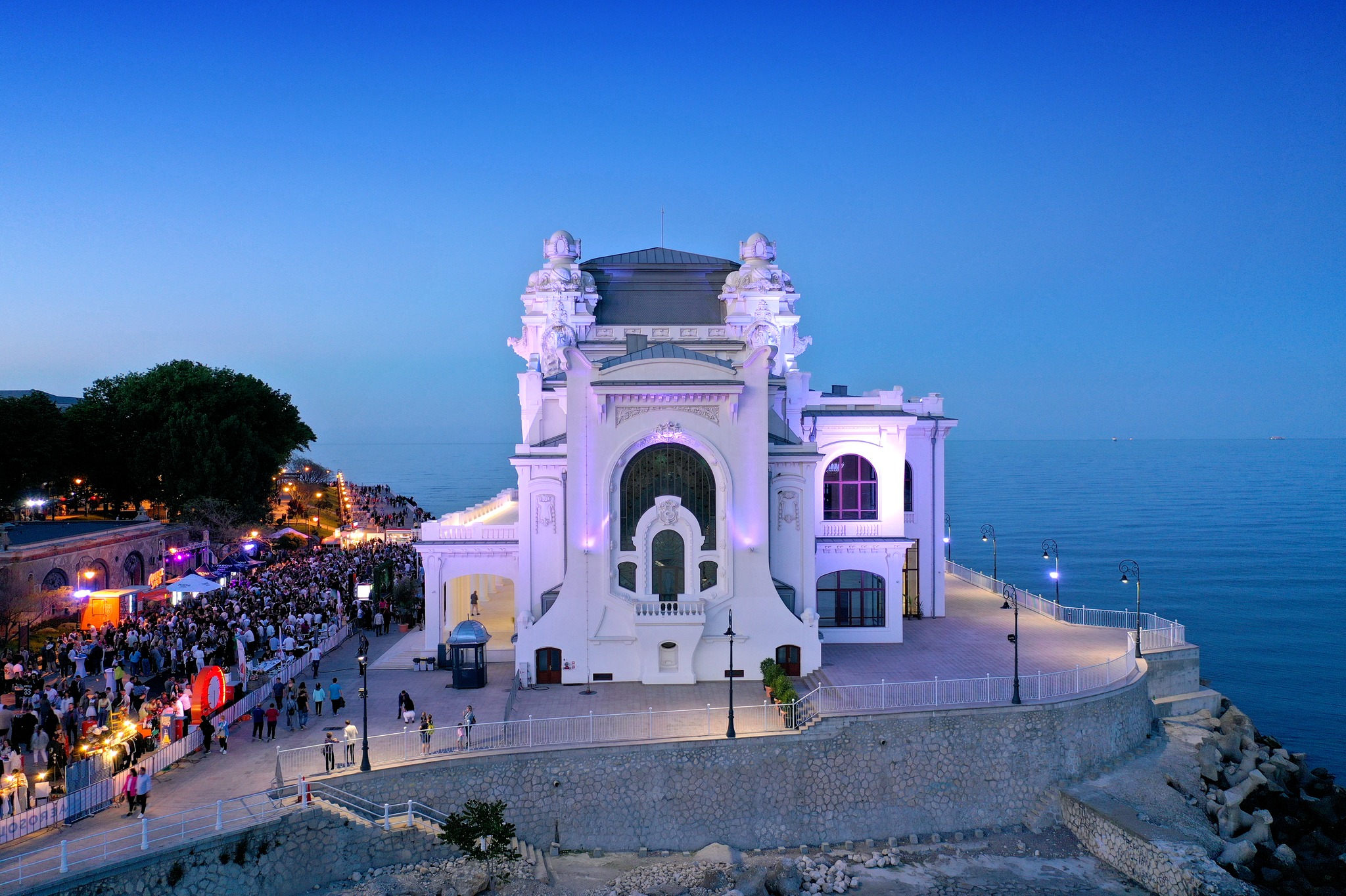 Expoziție unică la Cazinoul din Constanța. „EA: Regina și Marea”, despre legătura suveranei cu litoralul