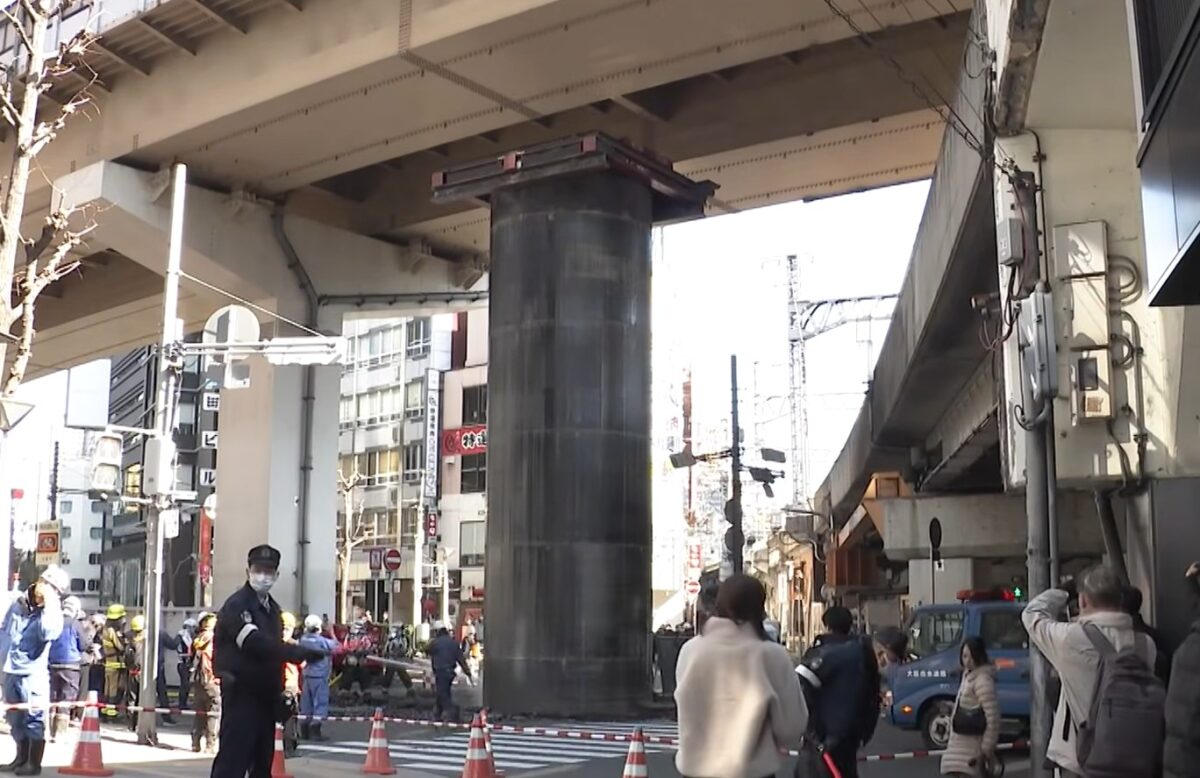Autoritățile japoneze au deschis o anchetă după ce un cilindru înalt cât un bloc cu patru etaje a ieșit din pământ 
