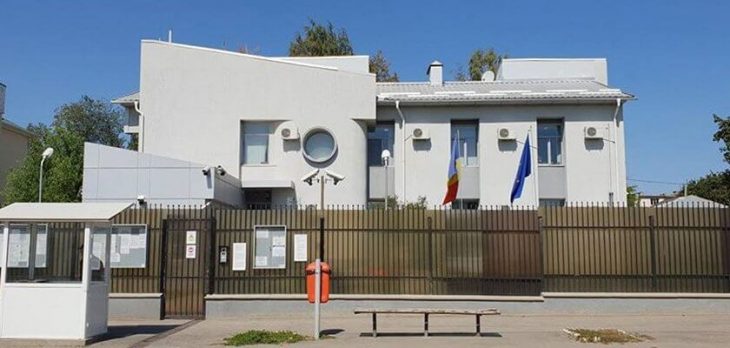 Percepeau bani pentru cetățenie și permis auto. Angajat al Consulatului României, reținut la Cahul. Video