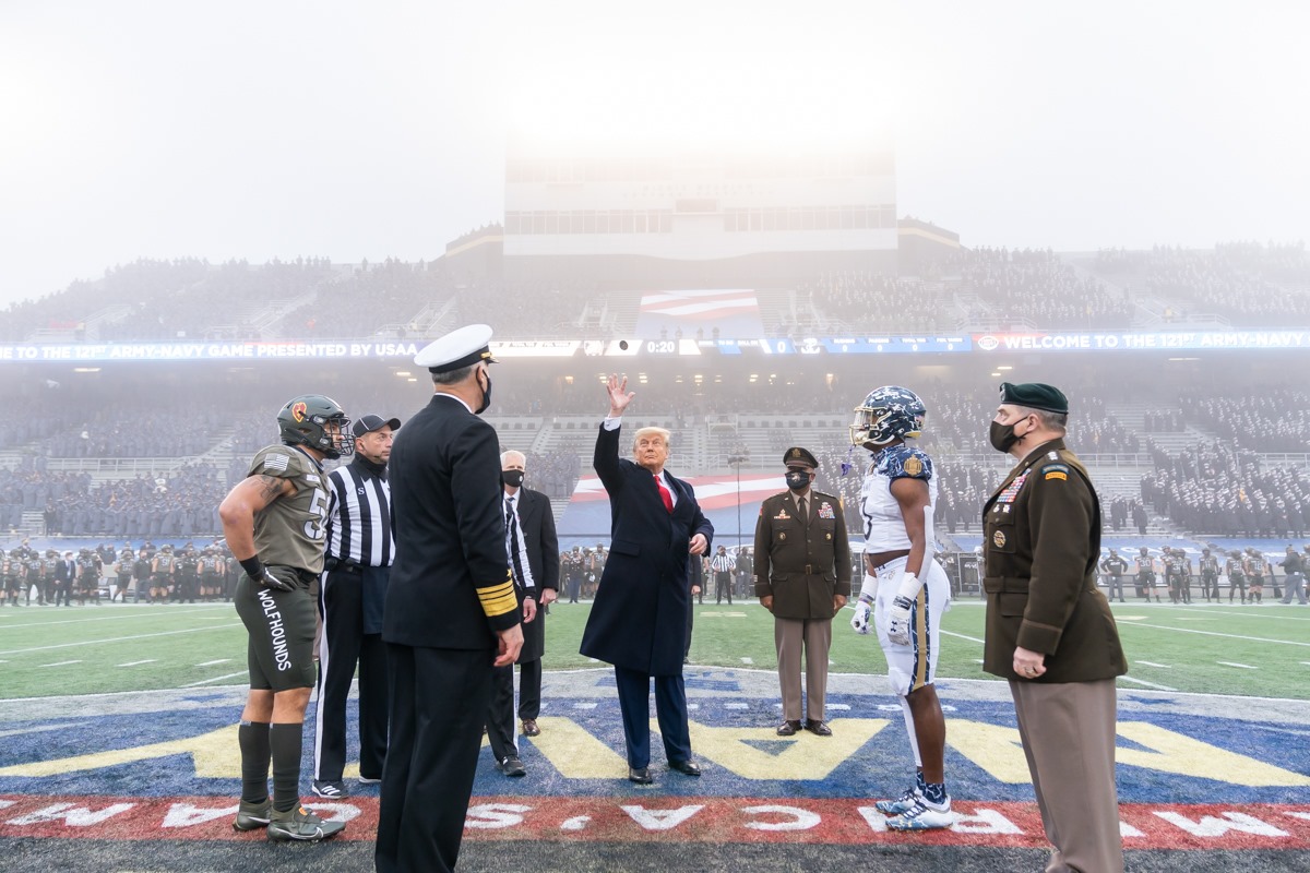 Donald Trump face demersuri pentru a păstra în grila TV meciul dintre militari