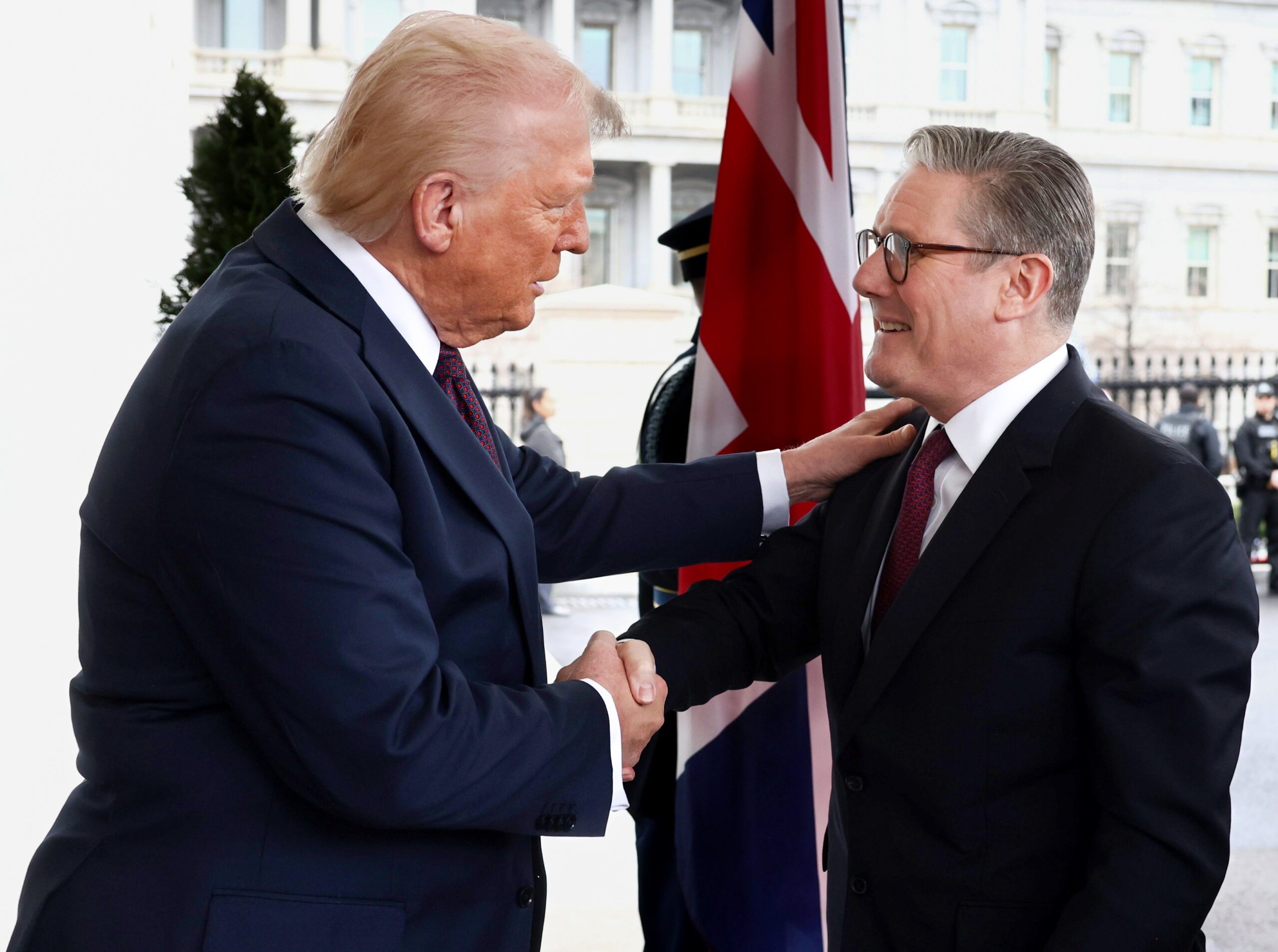 Donald Trump îl critică pe Keir Starmer: Nu avem de-a face cu Winston Churchill