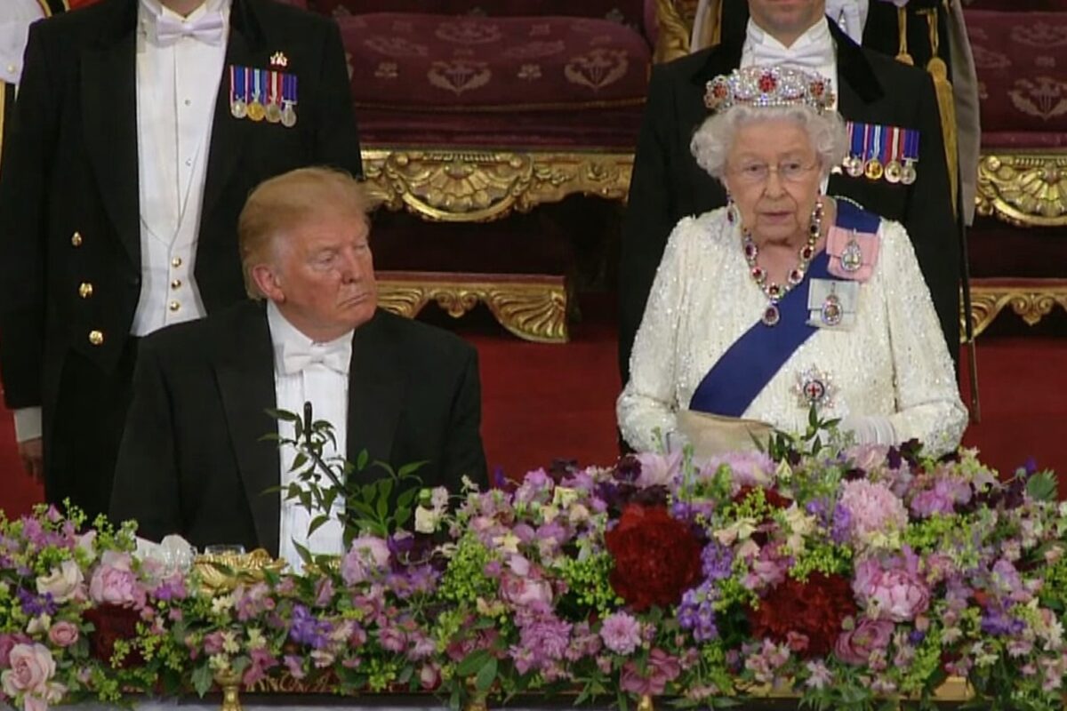 Donald Trump a primit o lecție neașteptată de la regina Elisabeta a II-a. Acum s-a aflat totul