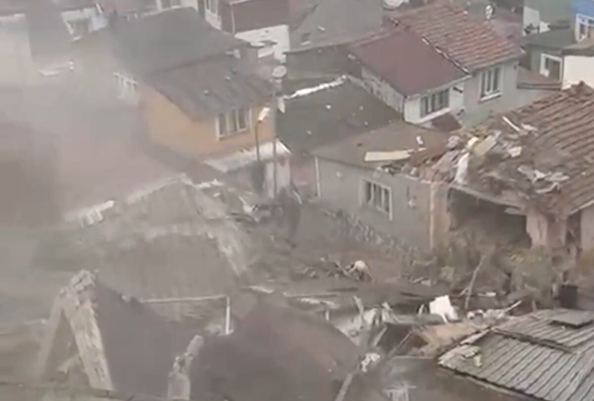 Două clădiri prăbușite în Istanbul în urma unei explozii. Cel puțin cinci persoane, prinse sub dărâmături