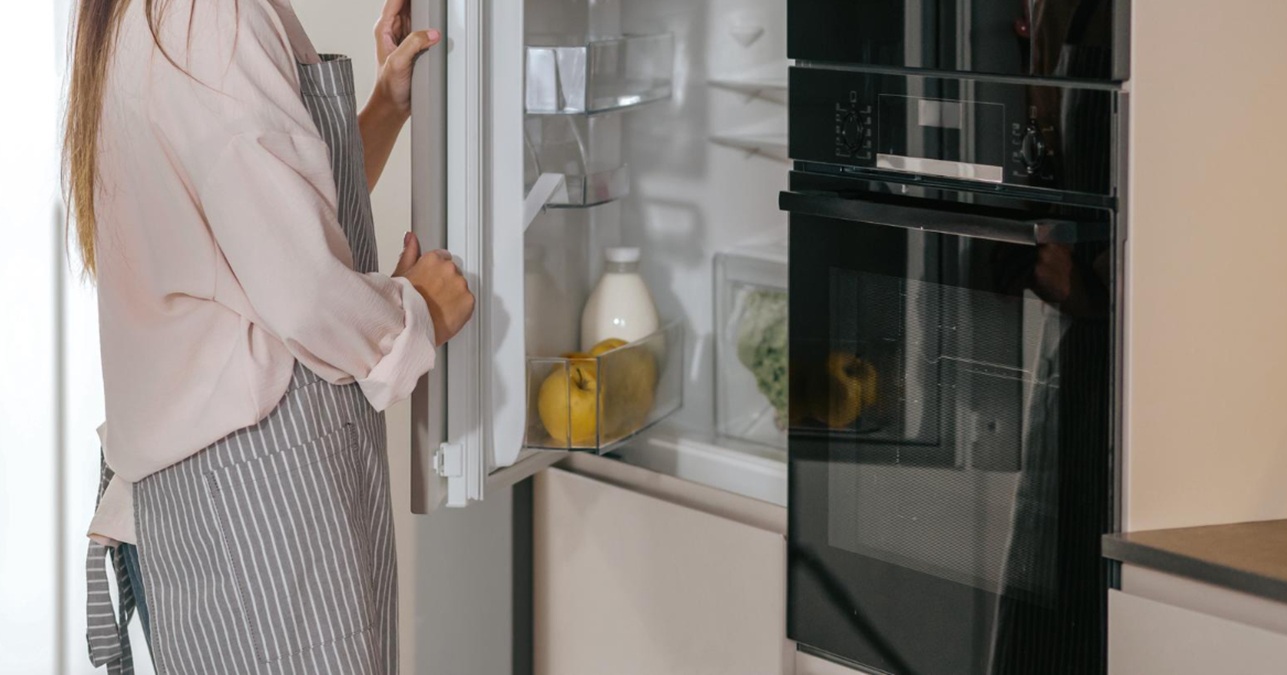 Soluții simple prin care poți elimina mirosurile neplăcute din frigider