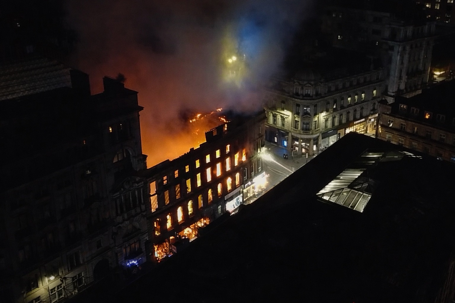 Incendiu puternic la gara Glasgow Central. Clădirea istorică, prăbușită parțial. Traficul feroviar, suspendat