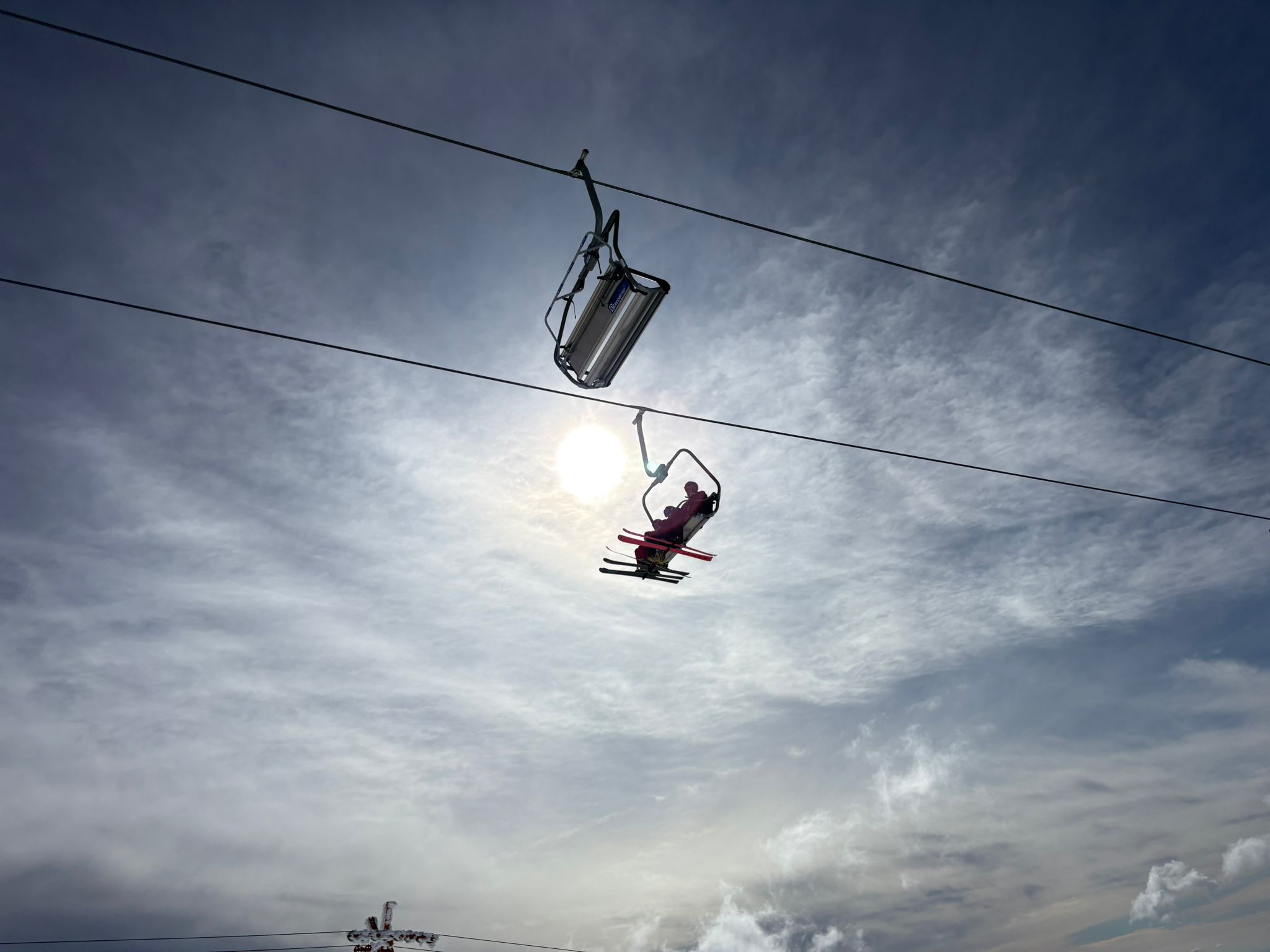 Transportul pe cablu din Sinaia, suspendat din cauza vântului puternic. Avertizare meteo, în vigoare până duminică seară