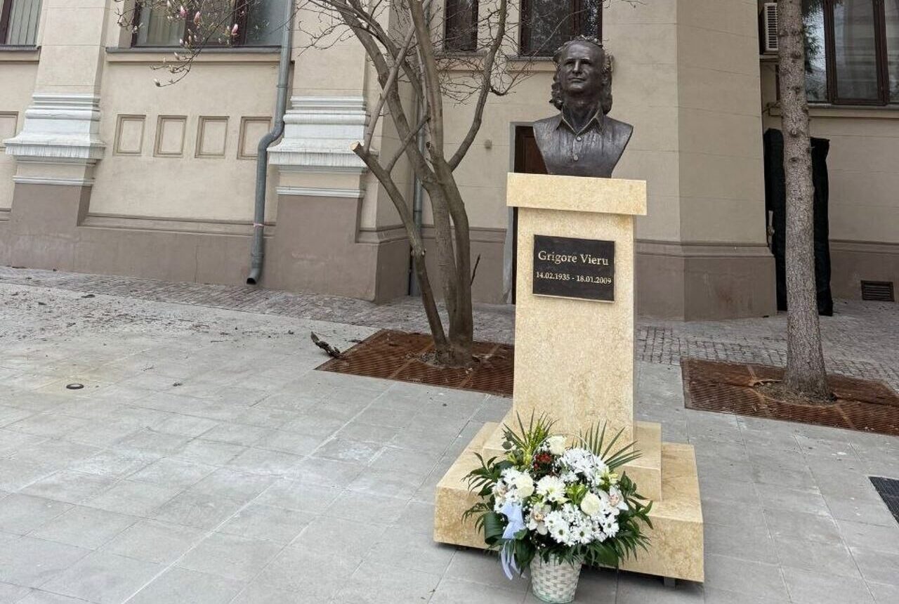 Bustul lui Grigore Vieru, dezvelit la Craiova de Ziua Unirii Basarabiei cu România