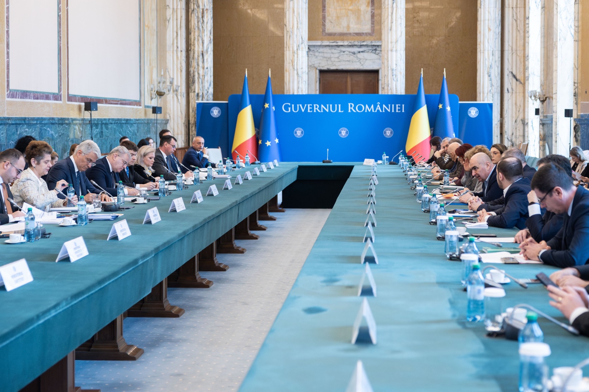 Guvernul României dat jos într-o zi de 27 aprilie. „Editura de carte” vă invită să citiți cele mai bune cărți de analiză politică