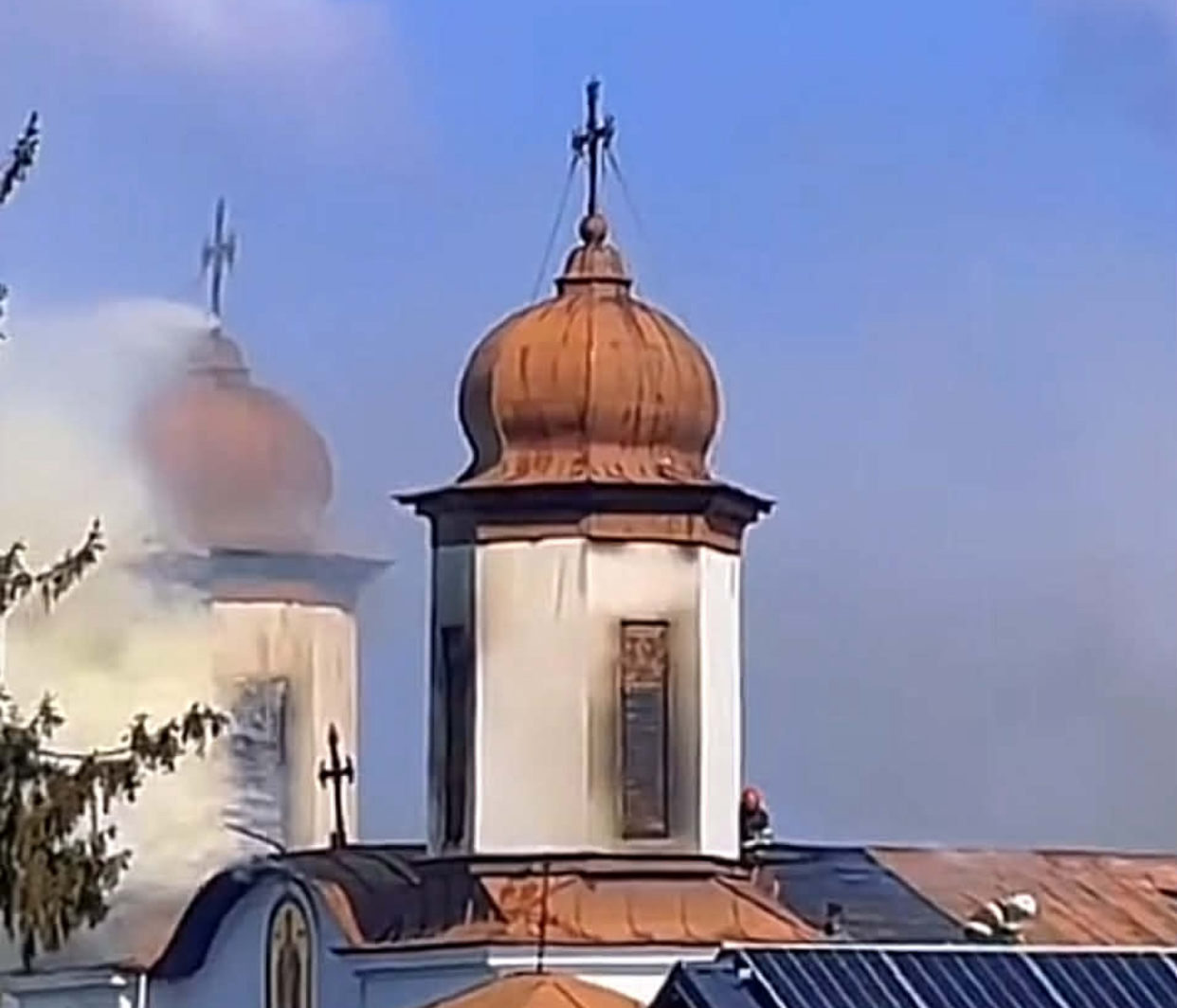 Incendiu la o biserică din județul Prahova, în timpul slujbei. Credincioșii au fost evacuați. Lăcașul a fost pictat de Nicolae Grigorescu