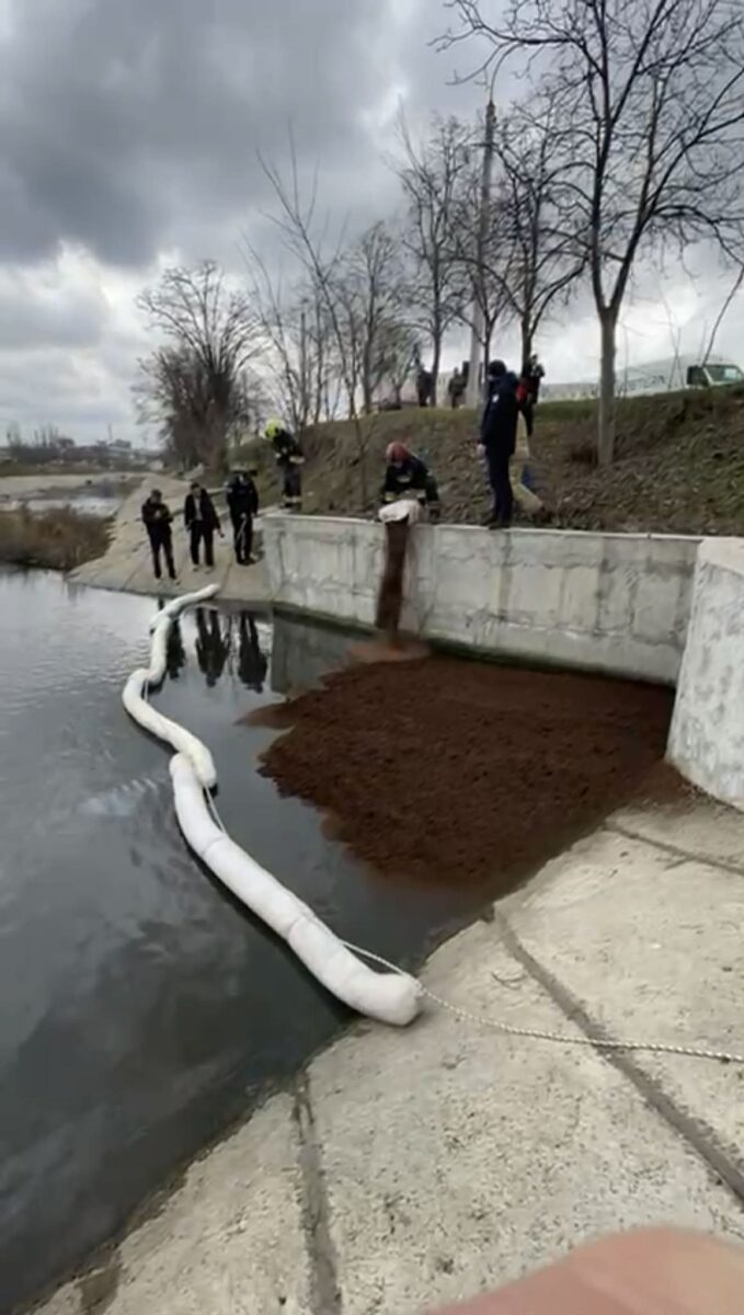 Poluare cu produse petroliere pe râul Bîc. Intervenție de urgență în Chișinău și anchetă pentru identificarea sursei