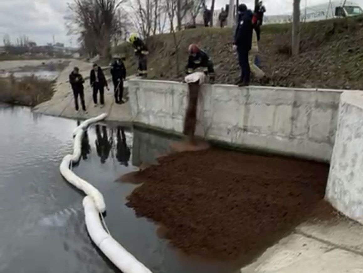 Poluare cu produse petroliere pe râul Bîc. Intervenție de urgență în Chișinău și anchetă pentru identificarea sursei