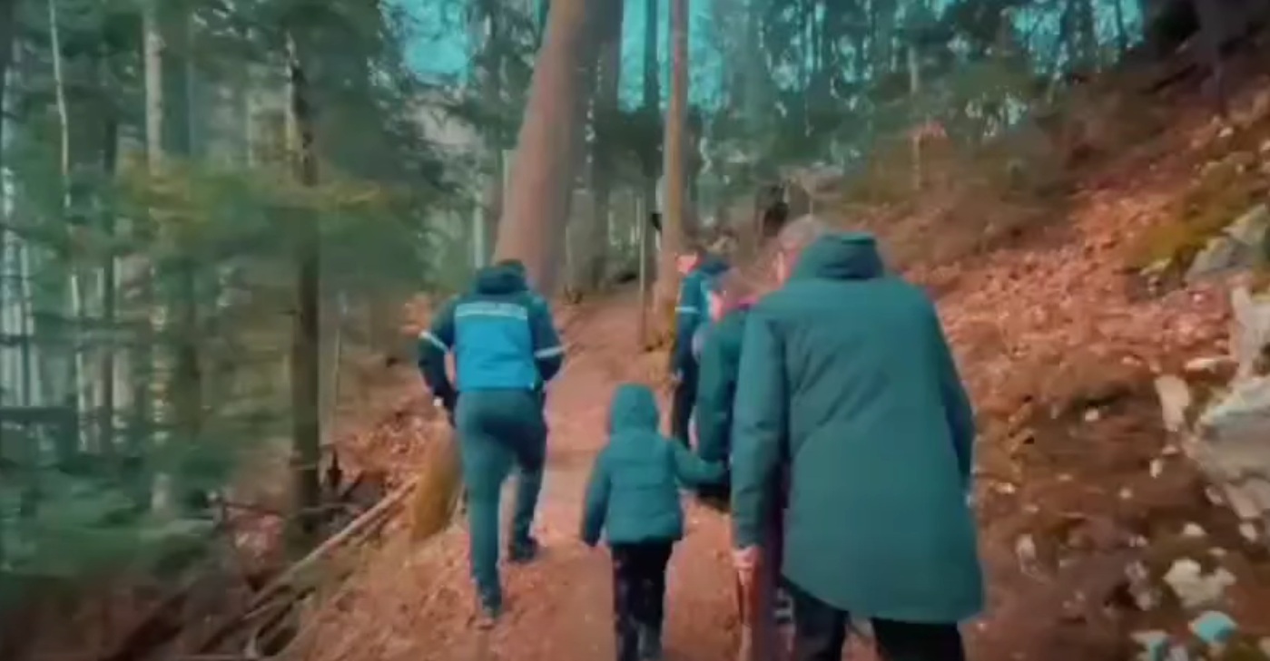 Turiști străini, escortați de jandarmii montani după ce au întâlnit o ursoaică la Sinaia