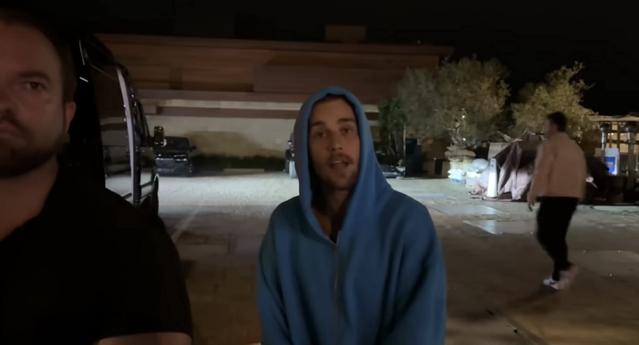 Justin Bieber, un nou scandal cu paparazzi. A aruncat cu sticla în ei