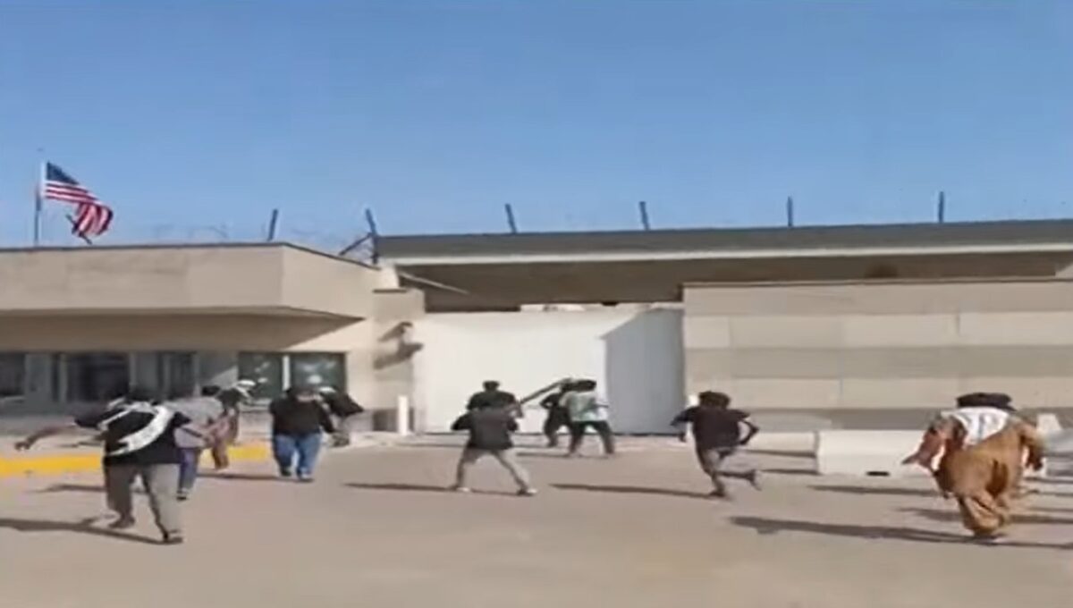 Consulatul SUA din Karachi, atacat de pro-iranieni. Poliția pakistaneză a intervenit pentru calmarea situației. Sunt opt morți. Update