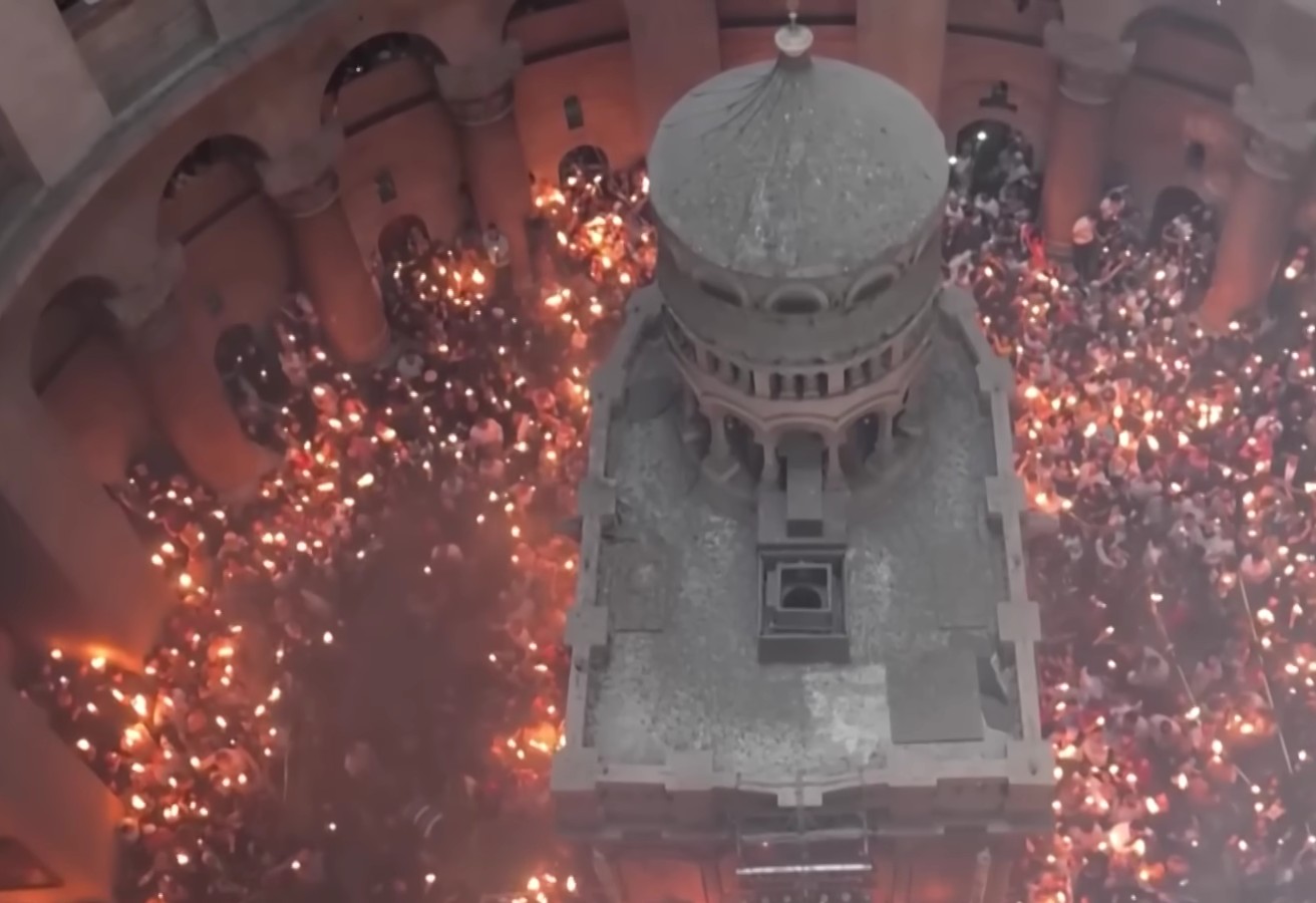 Secretele Luminii Sfinte. Cum a apărut fenomenul miraculos de la Ierusalim