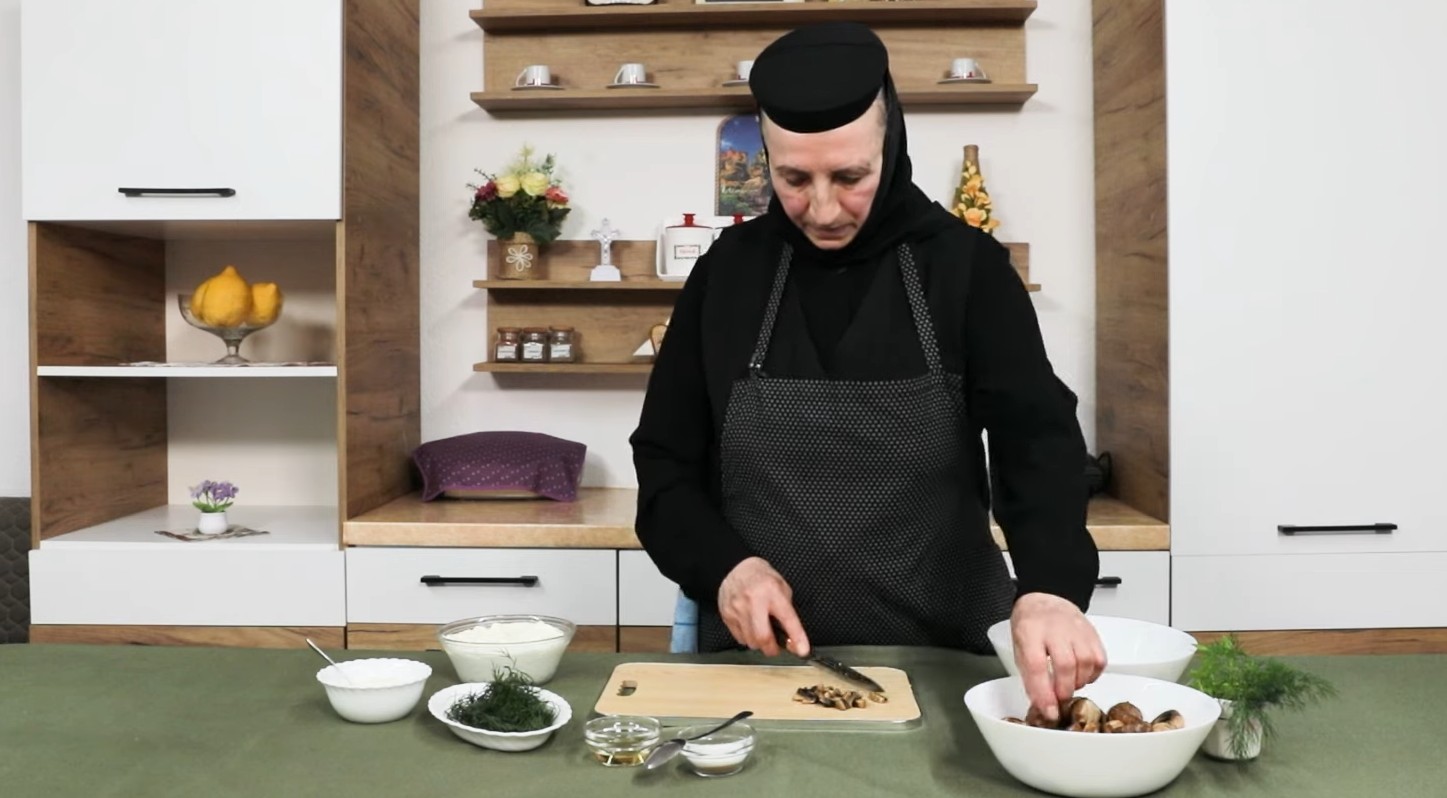 Salata de ciuperci cu maioneză vegetală, rețeta de post pregătită la Mănăstirea Chiroiu