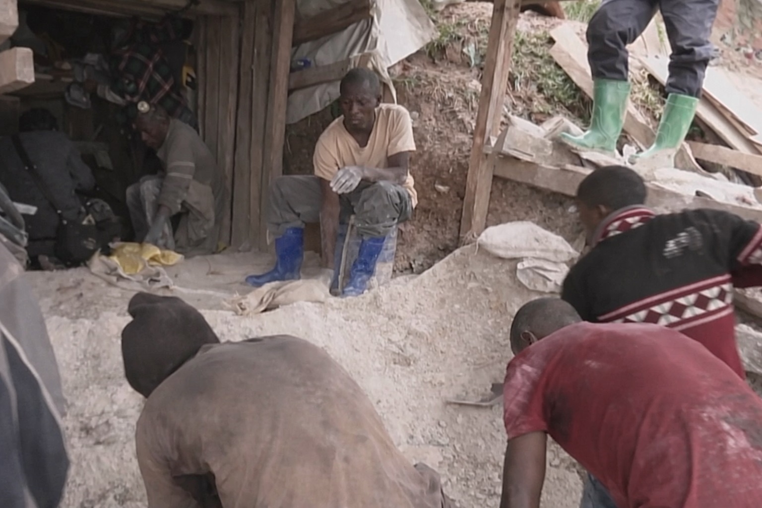 Peste 200 de morți după o alunecare de teren la o mină de coltan din Congo