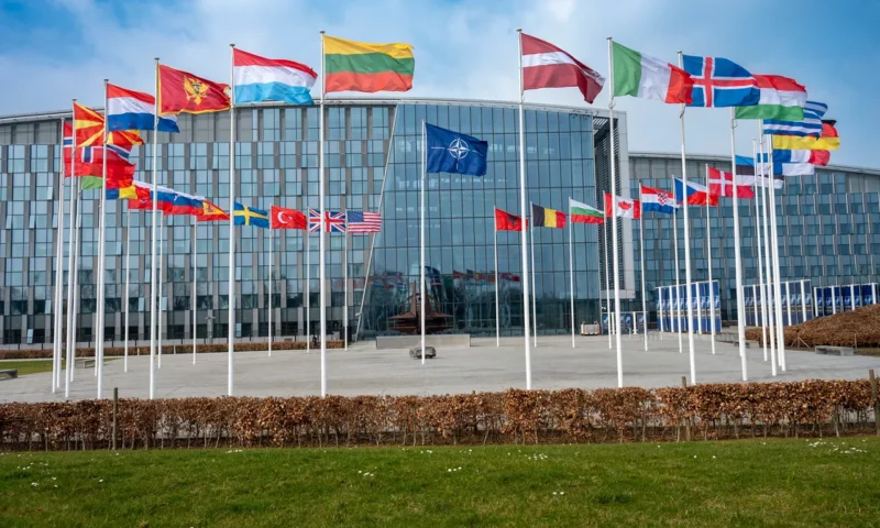 NATO solicită producătorilor europeni din domeniul apărării să accelereze investițiile și producția