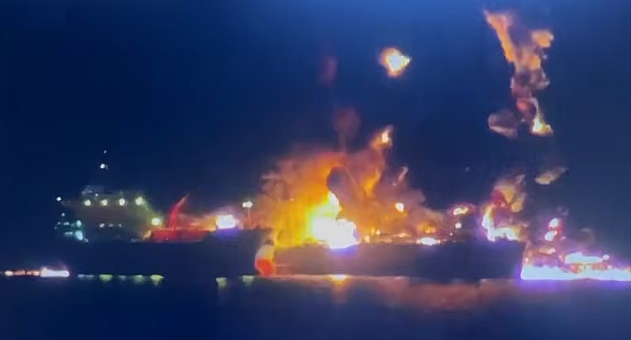 Iranul a tras asupra a trei nave comerciale, după ce a decis să încalce acordul cu SUA și să reînchidă Strâmtoare Ormuz