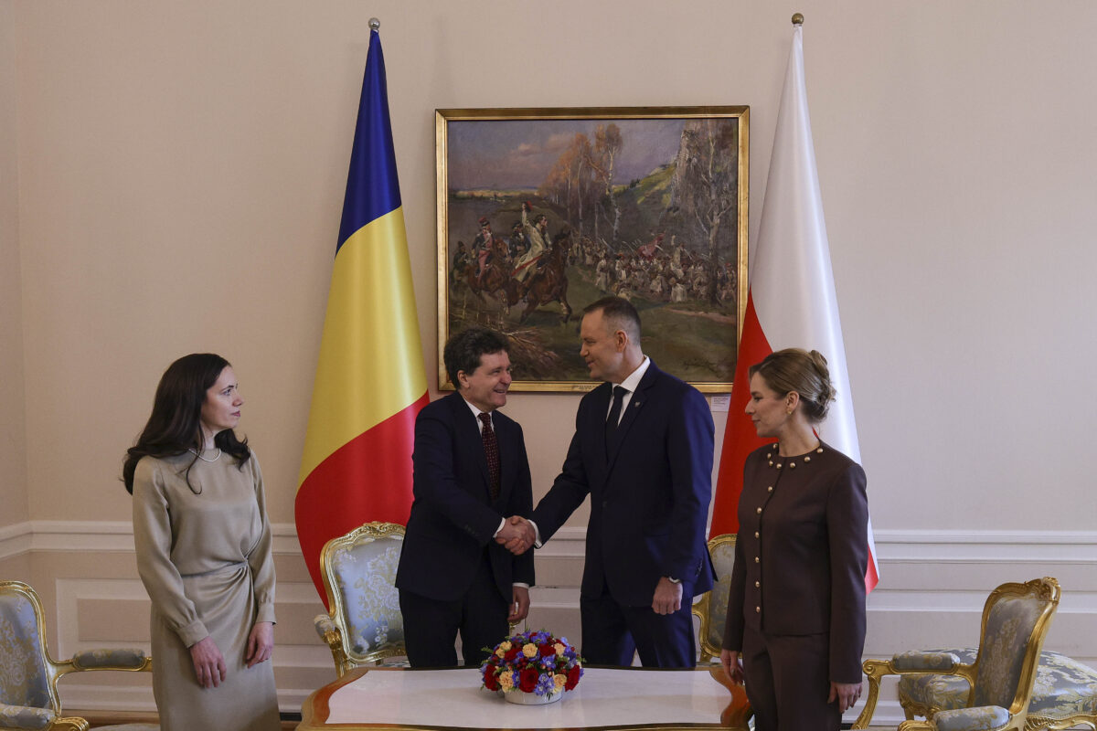 Nicușor Dan, schimb de cadouri cu președintele Poloniei. Ce a primit liderul român de la Karol Nawrocki 