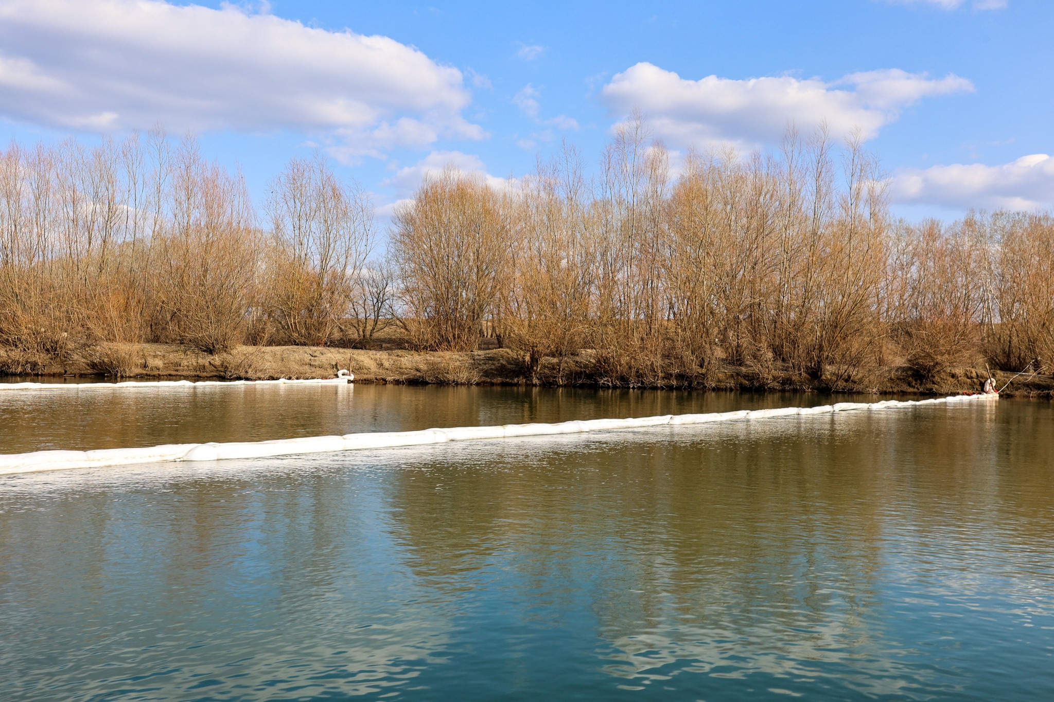Alerta pe Nistru. Autoritățile moldovene mobilizate în regim de urgență pentru a contracara un nou val de poluare cu produse petroliere