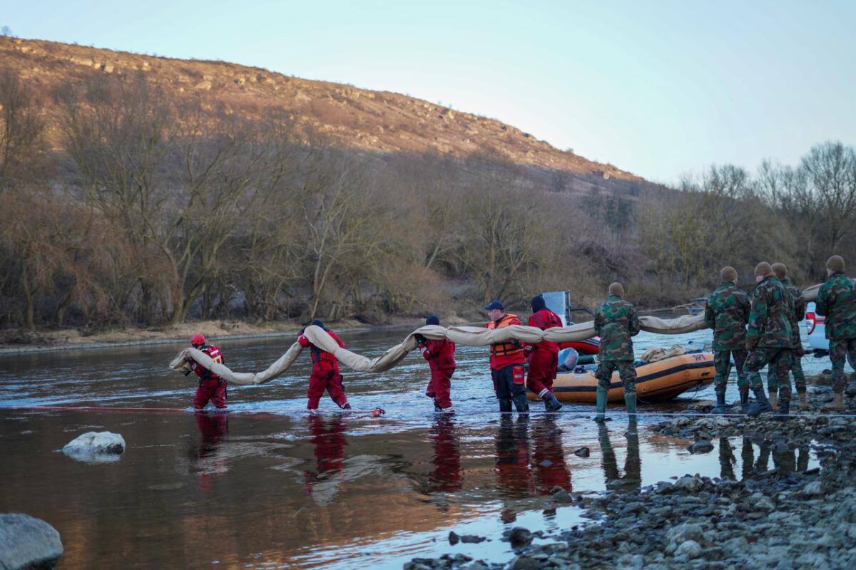 România sare în ajutor. Noi livrări de echipamente pentru combaterea poluării Nistrului. Video