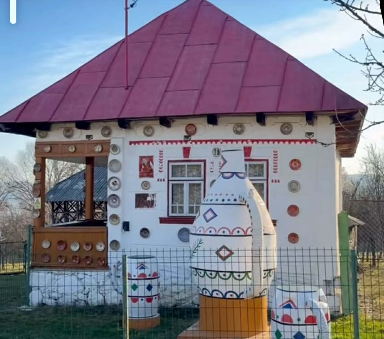 Cazare cu 70 de lei în satul de poveste care împletește tradiția cu arta populară