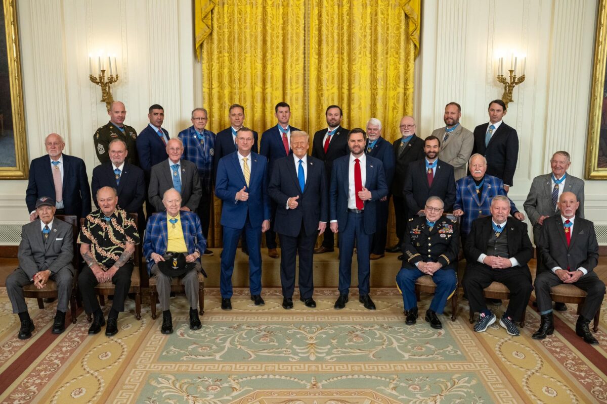 Trump le-a dat cadou angajaților administrației pantofi Florsheim