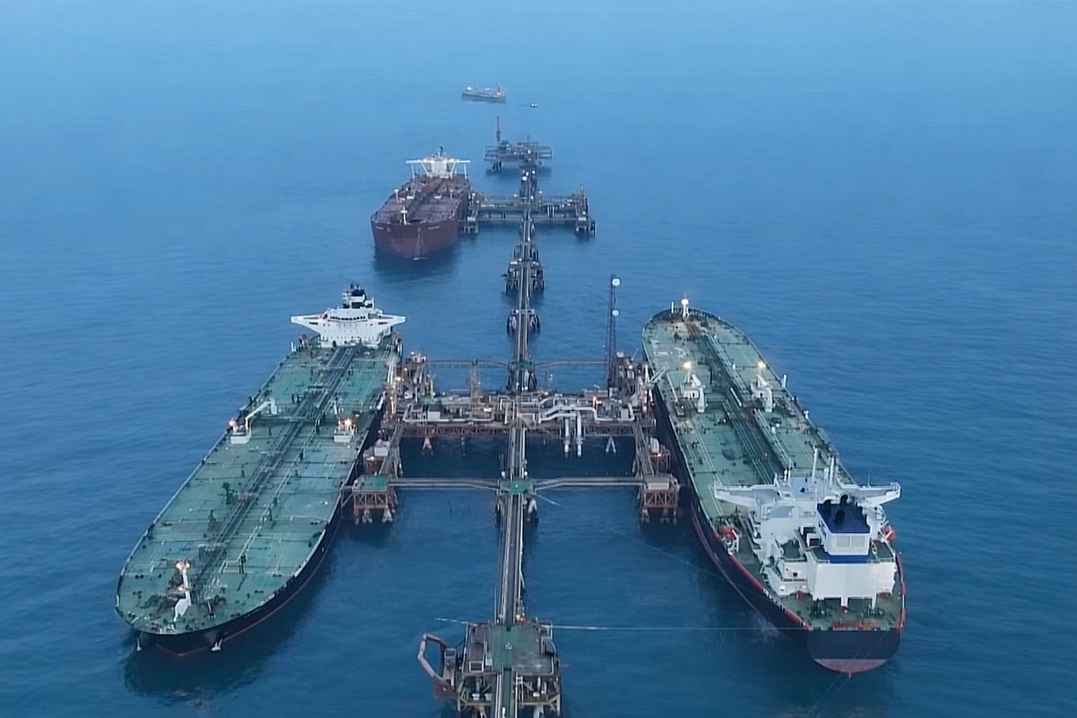 Trei petroliere iraniene, oprite de SUA în afara Strâmtorii Ormuz