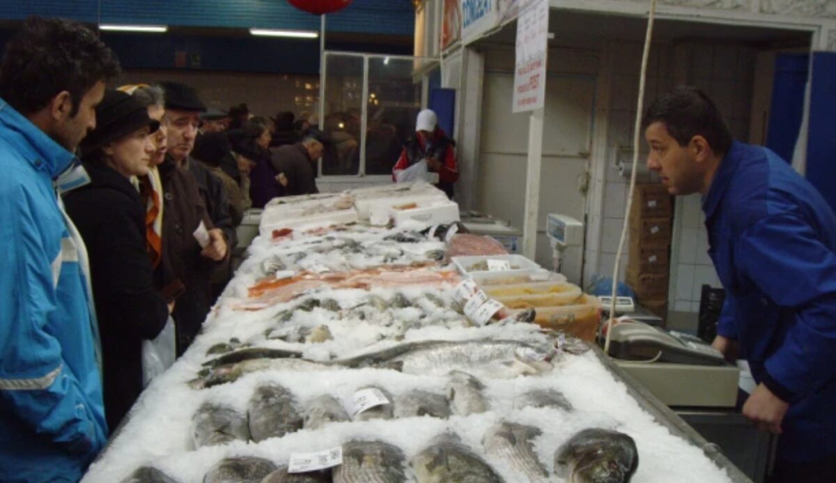 Cât costă peștele înainte de Buna Vestire. Comercianții spun că se vinde rapid, chiar și la prețuri ridicate