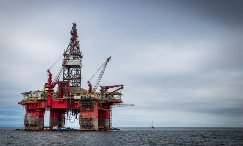 Prețul petrolului a crescut din nou, după decizia lui Trump. Liderul american a agitat piețele internaționale