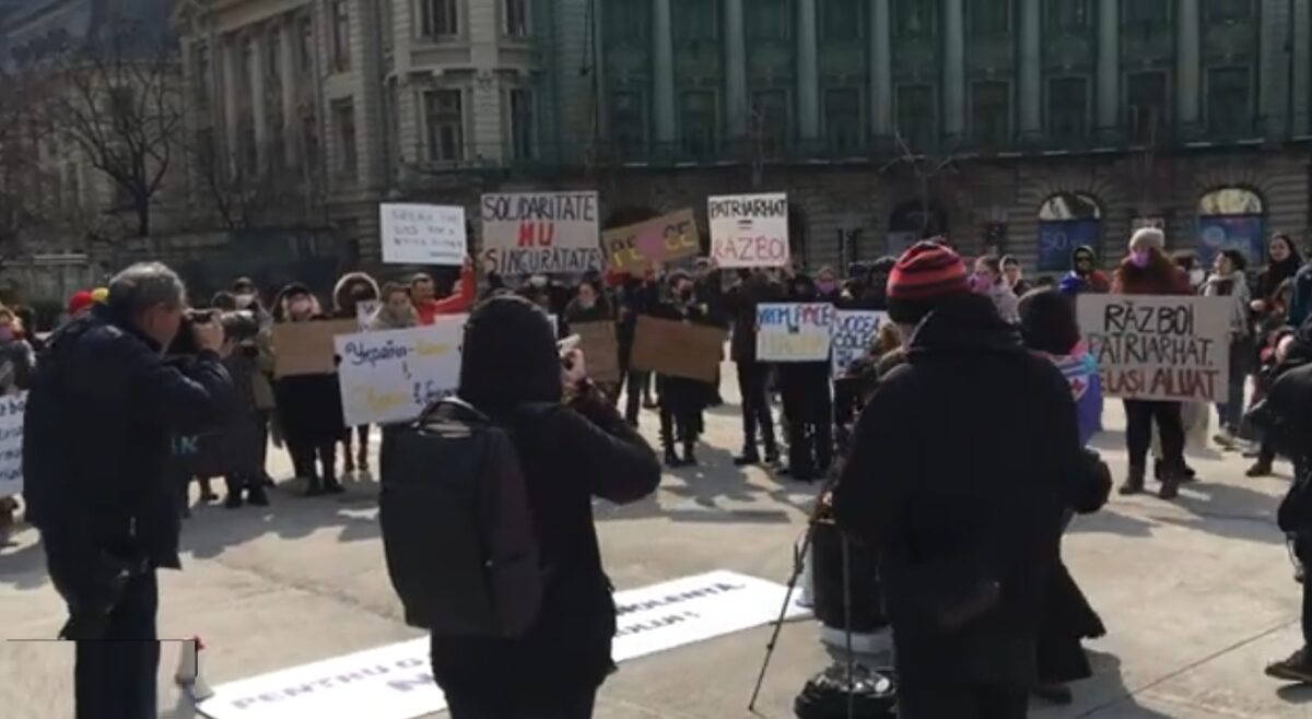 Protest de 8 Martie în Piața Universității. Cei prezenți cer drepturi și siguranță pentru femei