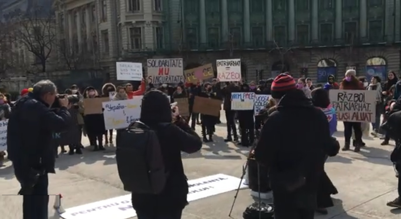 Protest de 8 Martie în Piața Universității. Cei prezenți cer drepturi și siguranță pentru femei