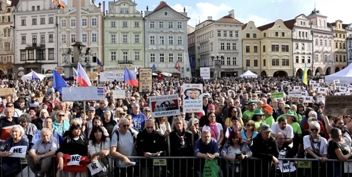 Protest de amploare în Cehia. Sute de mii de persoane au ieșit în stradă împotriva guvernului