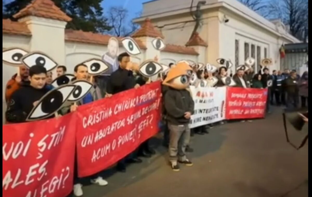 Protest la Palatul Cotroceni împotriva propunerilor pentru conducerea marilor parchete. Nicușor Dan a discutat cu manifestanții