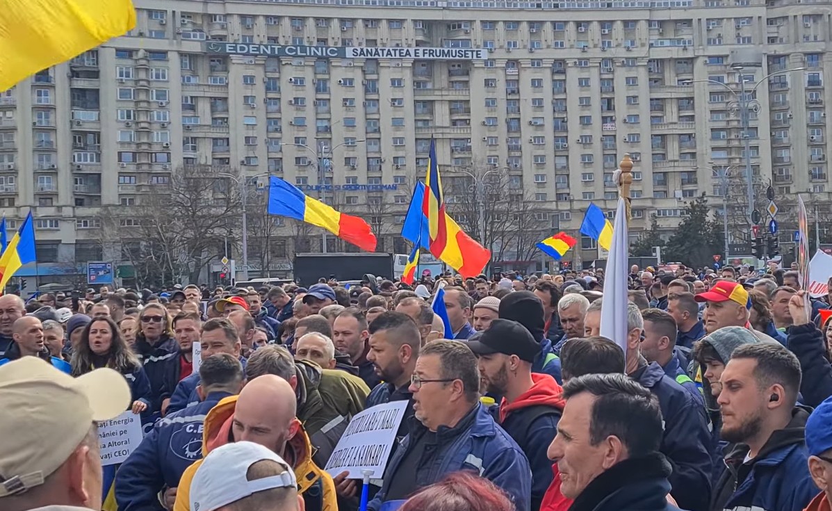 Tensiuni între jandarmi și mineri în Piața Victoriei. Îmbrânceli și garduri rupte, după ce Bolojan le-a respins solicitările