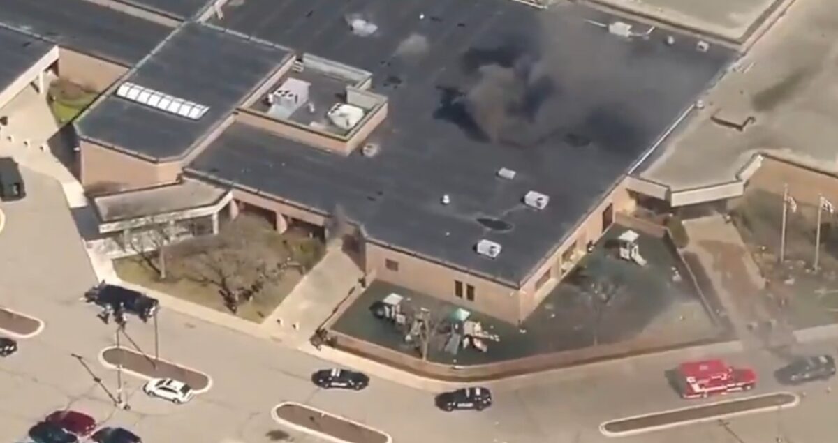 Atac armat la o sinagogă din statul Michigan. Bărbatul, care a intrat cu mașina în clădire, a fost omorât