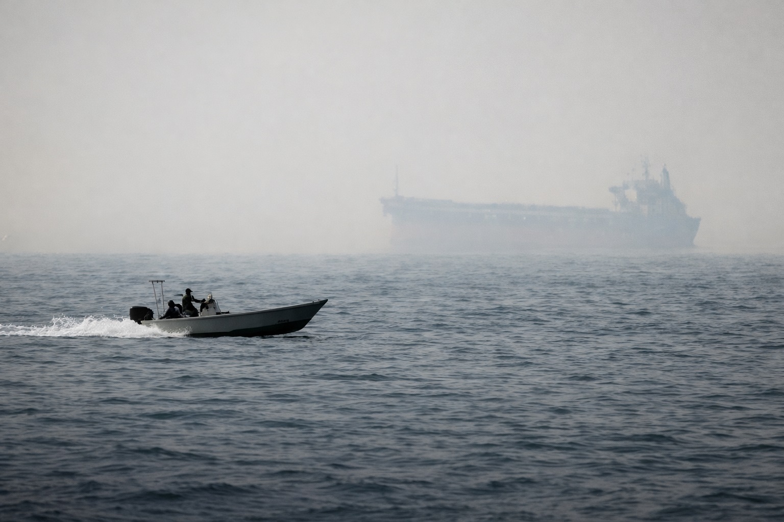 Incidente maritime și bruiaj GPS în strâmtoarea Ormuz. Escaladare periculoasă în zona-cheie a petrolului mondial