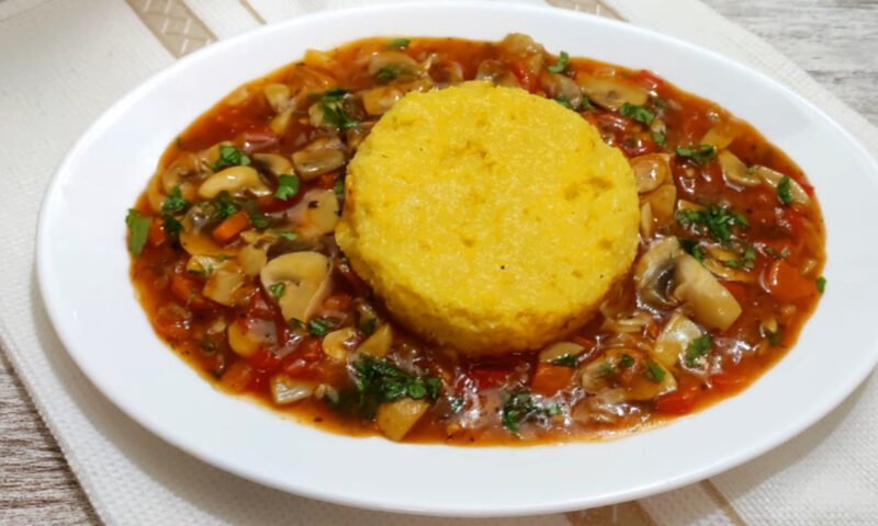 Tocăniță cu ciuperci și smântână, un deliciu românesc