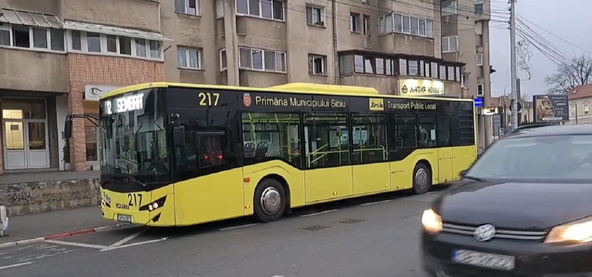 Două femei au ajuns la spital, după ce au căzut dintr-un autobuz în Sibiu