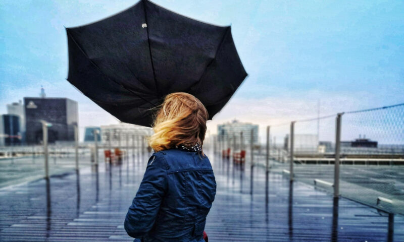 Cod galben și portocaliu de vânt puternic, duminică, în România. Cum va fi vremea în București