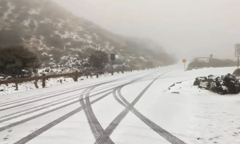 Vreme de iarnă la final de aprilie. Ploi și ninsori pe Valea Prahovei, frig pe litoral de 1 Mai