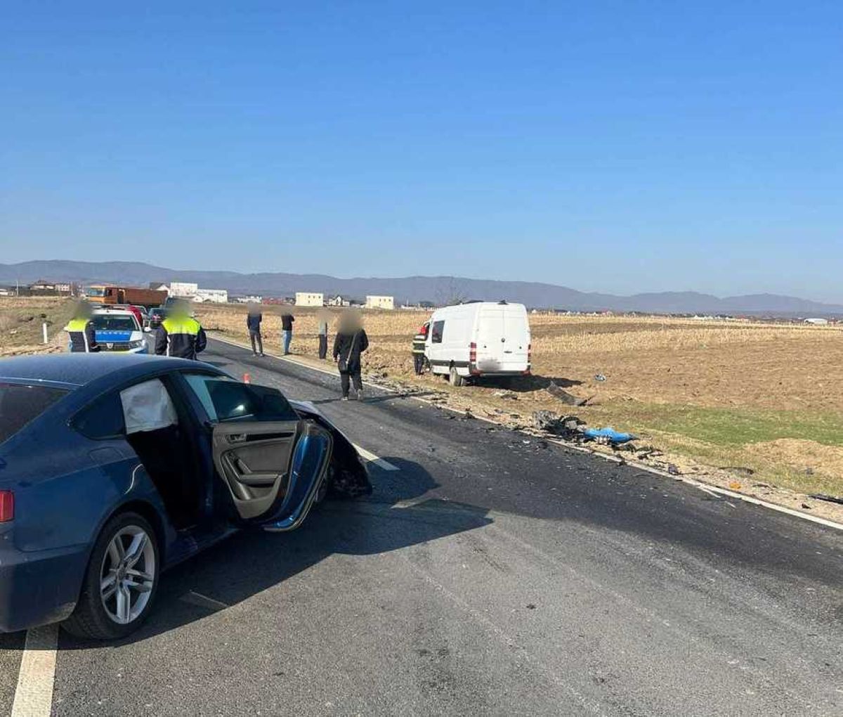 Trafic blocat în județul Suceava, după un accident între un microbuz și un autoturism. Care este bilanțul victimelor
