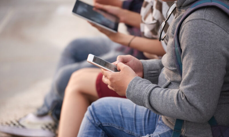 Adolescenții din România, printre cei mai expuși la bullying online în UE. Riscurile la care sunt expuși